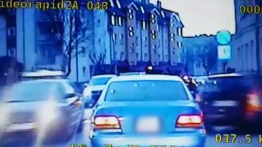 17-latek uciekał skradzionym autem przed policją [FILM]