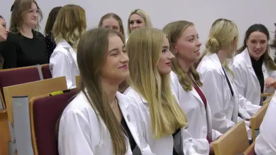 Białe fartuchy dla przyszłych lekarzy [WIDEO]
