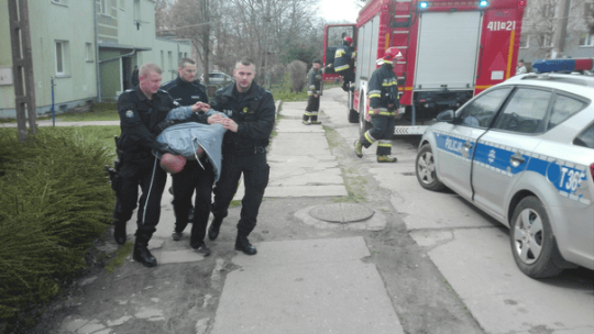 Bił i wyzywał matkę a przed policjantami schował się pod dziecięcym łóżeczkiem