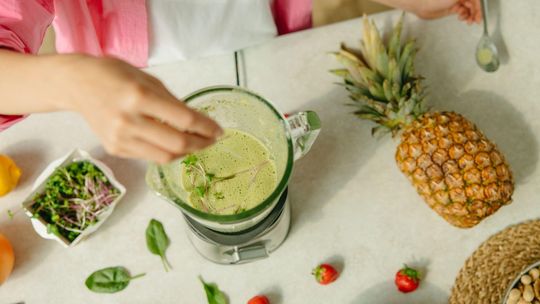 Blender, rozdrabniacz i maszynka do mięsa – praktyczne pomocniki w domowej kuchni