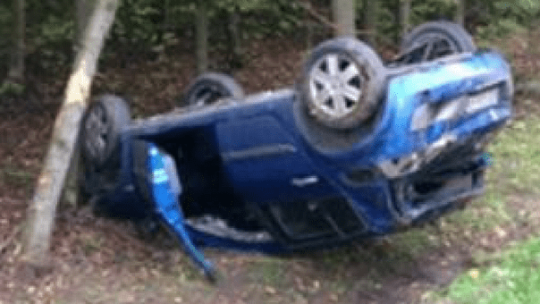 Braniewo: Auto dachowało, kierowca i pasażerka w szpitalu 