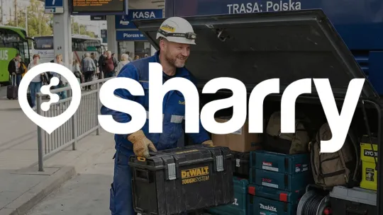 Sharry na tle budowlańca, który wkłada swoją walizę do bagażnika autobusu