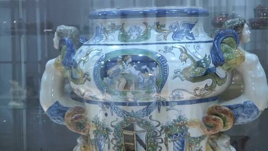 Ceramika kadyńska opuszcza muzeum 