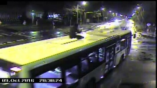 Elbląg: Chciał zaistnieć w sieci i wskoczył na dach autobusu. Policjanci ukarali go mandatem