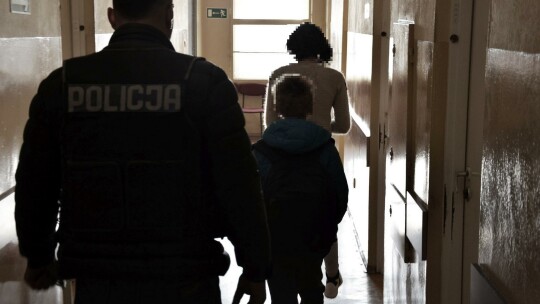Elbląg: „Cukierek albo psikus” - policjanci zatrzymali sprawcę uszkodzenia rękawów przeciwpowodziowych. Jest nim… 11-latek