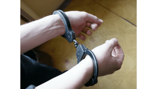 Elbląg: Mężczyzna utknął w meblu – policjanci pomogli mu wydostać się z wersalki 