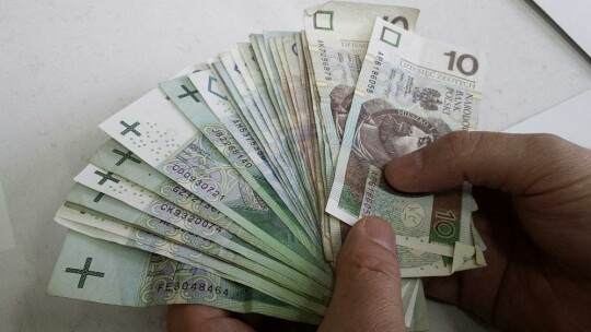 Elbląg: Pęd powietrza otworzył plecak i wysypały się z niego… pieniądze