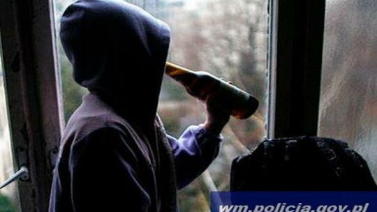 Elbląg : Pijana 14-latka nie mogła wstać, kiedy przyjechała policja.