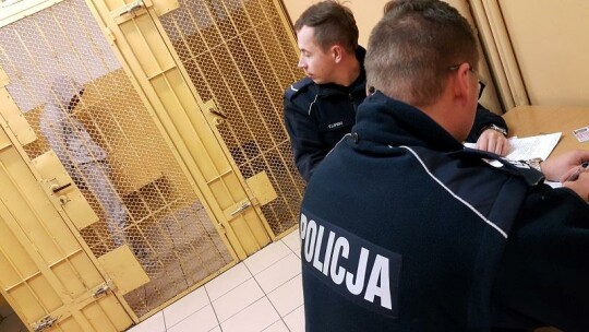 Elbląg: Policjanci zatrzymali mężczyznę, który dotkliwie pobił swoją babkę