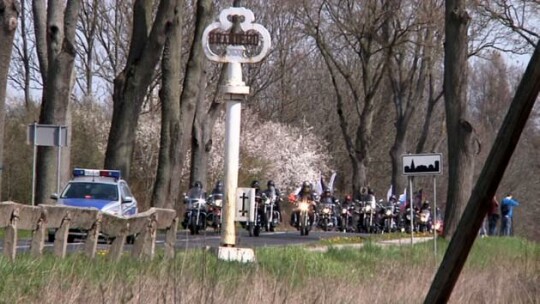 Jak motocyklista z motocyklistą