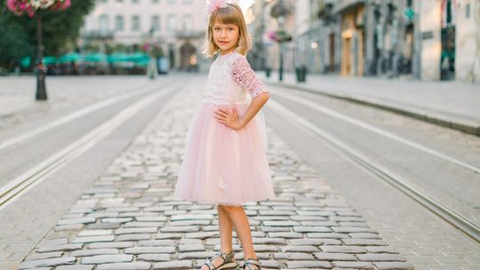 Jak wybrać idealną sukienkę dla dziewczynki na wyjątkową okazję?