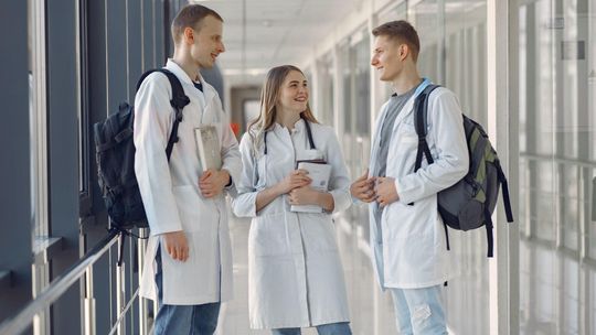 Jak wybrać najlepszą ofertę pracy w ochronie zdrowia i na co zwrócić uwagę przed aplikacją