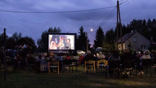 Kino pod chmurką. Seanse plenerowe z Kinem Światowid