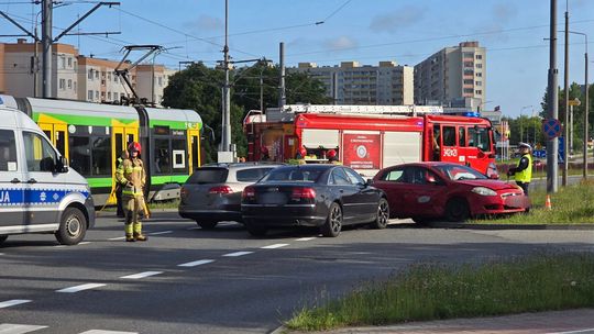 Kolizja 3 pojazdów na Płk. Dąbka i Niepodległości