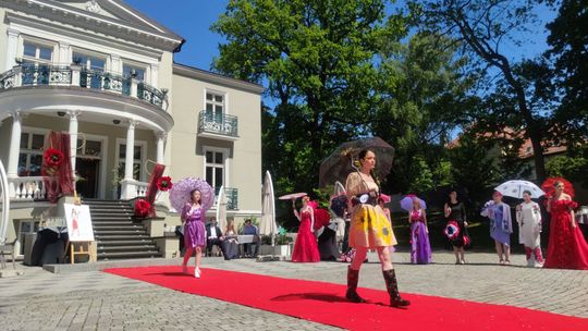 Kwiaty w modzie. Za nami pokaz uczennic ZSIŚiU w Elblągu [WIDEO]