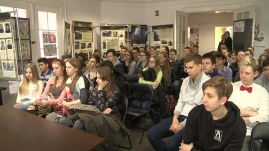Lekcja historii w biurze poselskim 