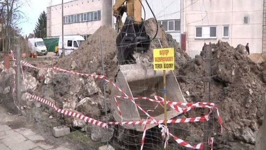 Mężczyzna przysypany na budowie