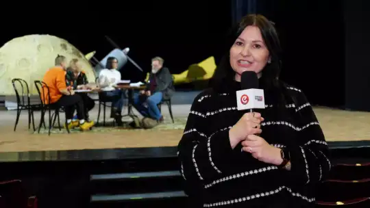 Miłość, słowo i spotkanie przy jednym stoliku.