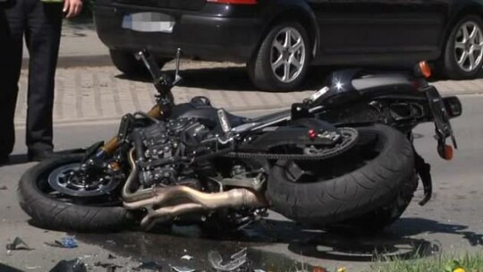 Motocyklista uderzył w „osobówkę”