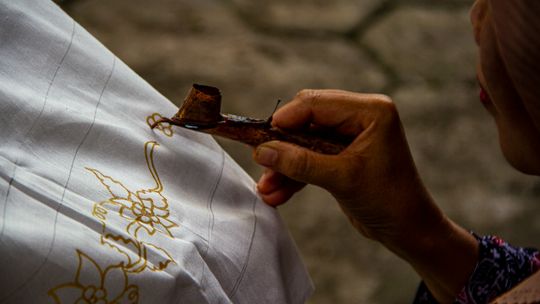 Na czym polega technika batiku?