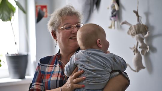 „Nie każde dziecko trzeba urodzić, żeby kochać naprawdę”. Dorota Kapuścińska o sile rodzicielstwa zastępczego