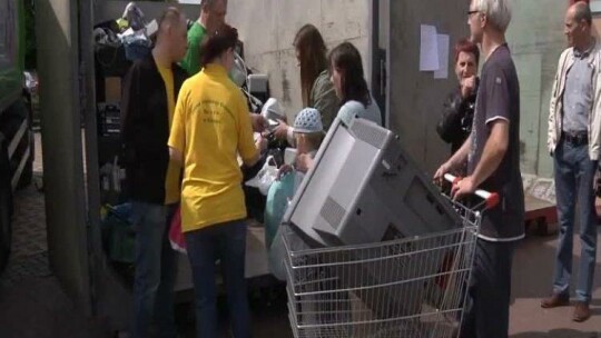 Odpadki zamienili na kwiatki 