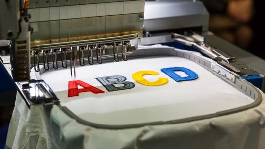 Odzież z logo a warunki pracy - jak wybierać materiały, fasony i znakowanie?