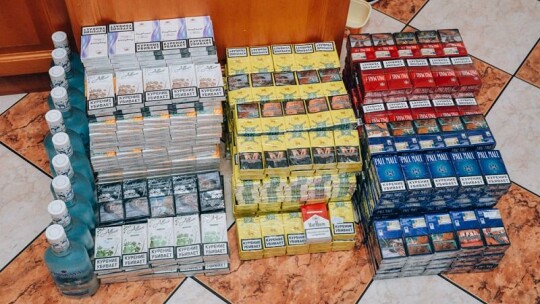 Papierosy, alkohol i gotówka. Strażnicy zabezpieczyli nielegalny towar.