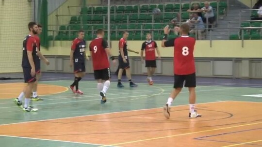 Pierwsza gra za nimi 