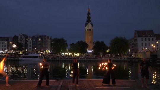 Pokazy ogniowe. W Elblągu trwa Festiwal Enklawa [WIDEO]