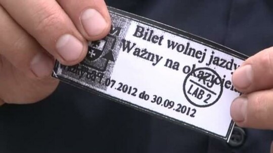 Policyjne zatrzymanie w sprawie &quot;biletów wolnej jazdy&quot;