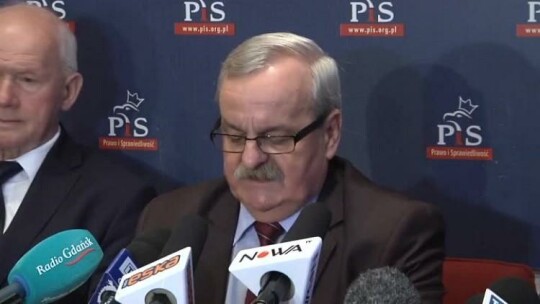 Poseł Krasulski nie chciał rozmawiać z dziennikarzami. Odczytał oświadczenie.