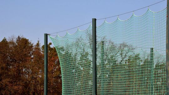 Siatki do piłkochwytów – jakie materiały i oczka sprawdzają się najlepiej?