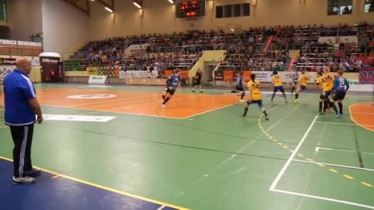 Start ogrywa lidera i wraca do gry