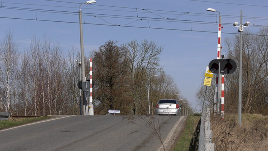 STOP brawurze na przejazdach kolejowych. Dron obserwuje pieszych i kierowców