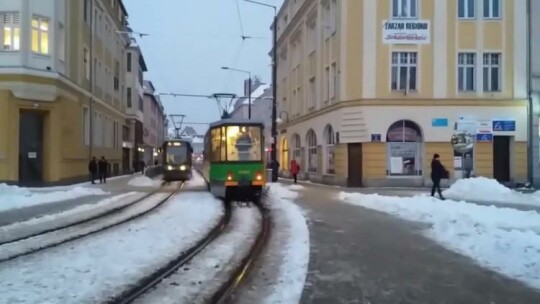 SZOK! Elblążanin urządził sobie kulig za tramwajem [koniecznie zobacz film]