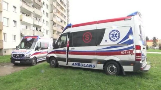 Tragiczny wypadek na Kasprzaka. Kobieta wypadła z okna