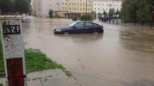 Trudny poniedziałek w Elblągu (opady deszczu, Kumiela wylała, podtopienia)