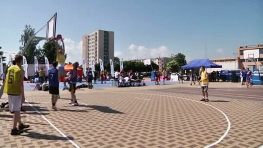 Uliczna koszykówka na Placu Jagiellończyka