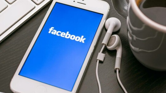 Wiśnia, banan, awokado i inne owoce na Facebooku. O co chodzi?