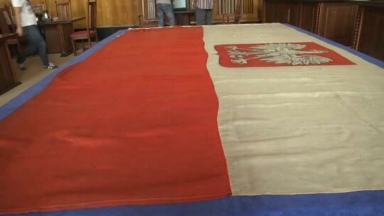 Zabytkowa flaga Polski w Elblągu 