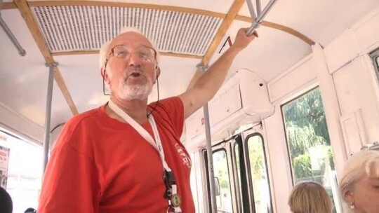 Zabytkowy tramwaj wskoczył na tory 