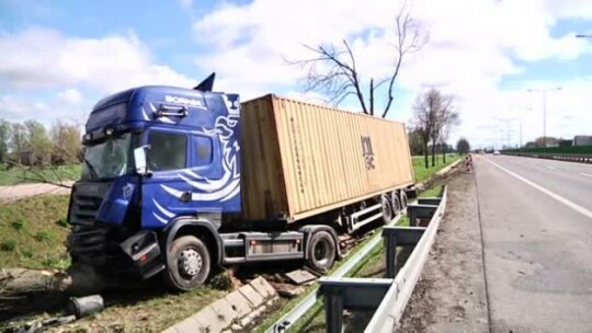 Zasnął na trasie i wpadł do rowu