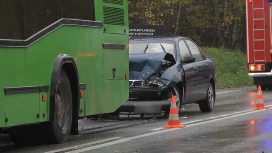 Zderzenie samochodu osobowego z autobusem