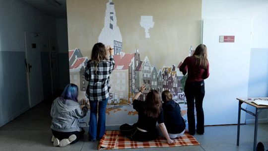 Zostawią swój ślad na lata. Maturzystki z ZSTI tworzą mural na dwa jubileusze