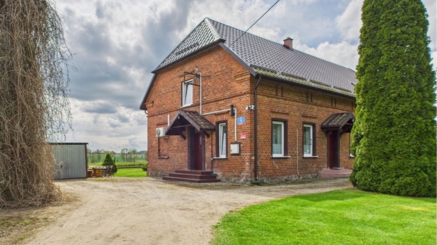 Dom po starej szkole na sprzedaż. Spokój, natura i 4689 m² możliwości