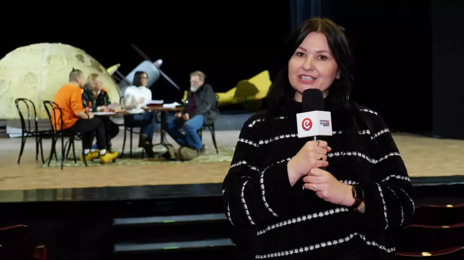 Miłość, słowo i spotkanie przy jednym stoliku.