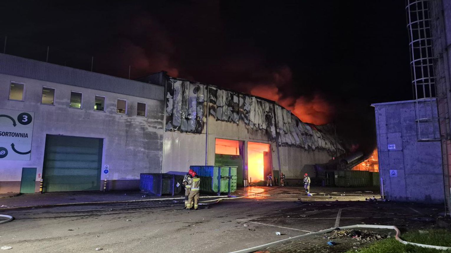 Pożar sortowni śmieci w Elblągu. Służby w akcji [WIDEO, GALERIA ZDJĘĆ]