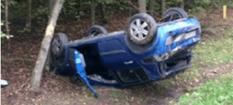 Braniewo: Auto dachowało, kierowca i pasażerka w szpitalu 
