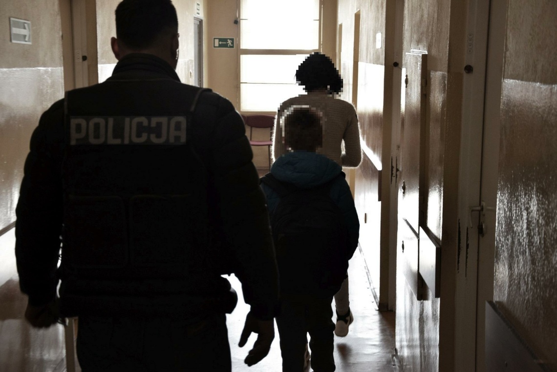 Elbląg: „Cukierek albo psikus” - policjanci zatrzymali sprawcę uszkodzenia rękawów przeciwpowodziowych. Jest nim… 11-latek